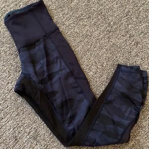 Lululemon navy with camo detailing.mesh panels. Luxtreme fabric. Side pockets.